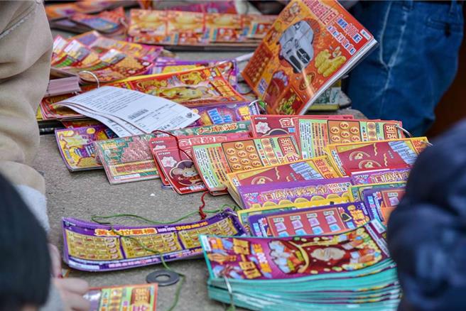 過年期間民眾常買刮刮樂試試手氣，圖為示意圖。（示意圖：shutterstock／達志）