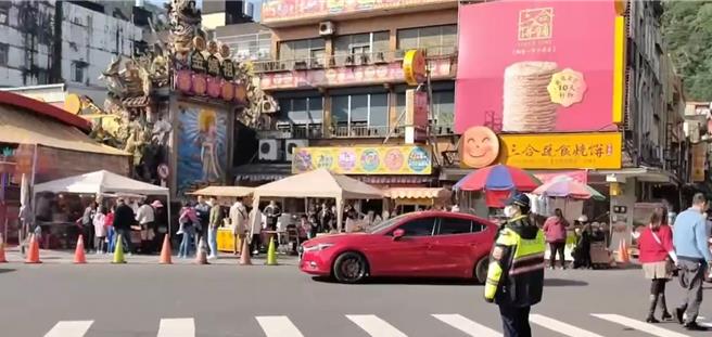 县内大里天公庙、礁溪协天庙等大型庙宇与热门景点亦有人车潮。（警方提供／吴佩蓉宜兰传真）