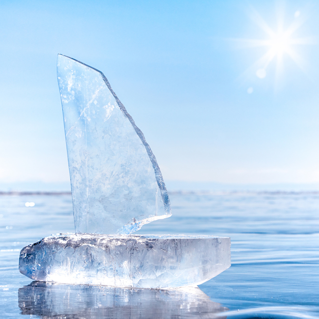冰雕藝術家不僅用冰打造出整艘船，而且冰船還能在水面上移動。(圖:shutterstock/達志)