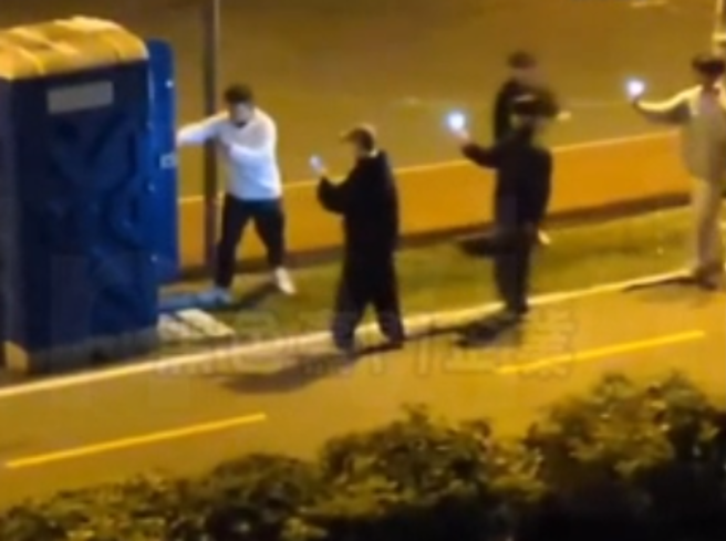 6屁孩微風運河公廁「炸黃金」，屎尿噴飛馬桶遭炸破 。(翻攝自黑色豪門企業)