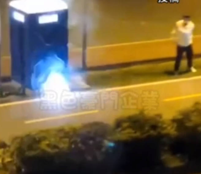 6屁孩微風運河公廁「黃金」，屎尿噴飛馬桶遭炸破 。(翻攝自黑色豪門企業)