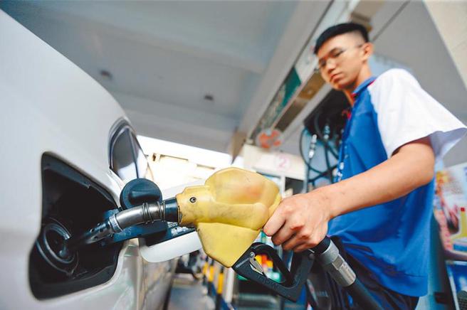中油宣布12日零時起柴油調降0.4元、汽油持平。（圖／本報資料照）