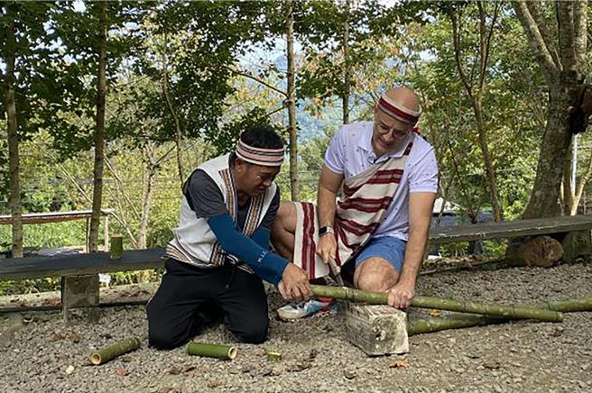 艺人吴凤（右）到新竹县五峰乡「原乡野趣农游轴带」深度旅游， 锯竹制作竹筒饭。（新竹县政府提供／罗浚滨新竹传真）