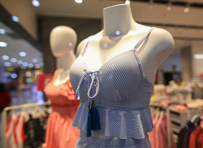 內衣店員工發現假人模特兒身上的內衣褲消失不見，調監視器後看見驚人的一幕。(圖:shutterstock/達志)