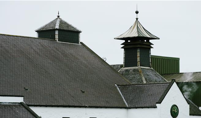 在Laphroaig的那天，是我们在艾雷岛唯一遇到的阴霾午后，整个酒厂被包围在一片铅灰色的凝重空气里。（王爵暐摄）