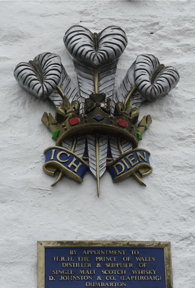 现今的英王查尔斯，爱到把家徽赠予这远在天边的酒厂。（王爵暐摄）