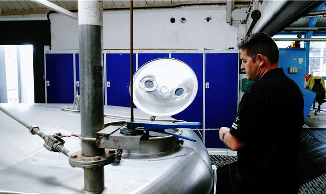 鉅细靡遗的酒厂探访行程，让观光客近距离的观察威士忌产制的每一个过程。（王爵暐摄）