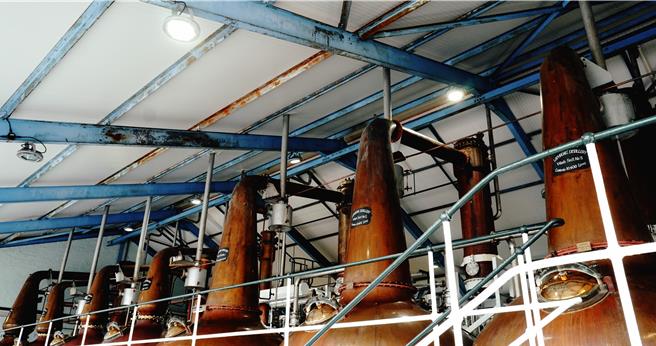 7座大小不一的蒸馏器是Laphroaig酒厂最引人入胜的景致。（王爵暐摄）