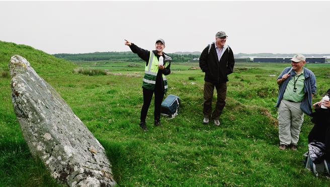 参与「水源之旅」行程的游人，必须背着自己的午餐，踏上Islay的山间小径探访制酒的水源地。（王爵暐摄）