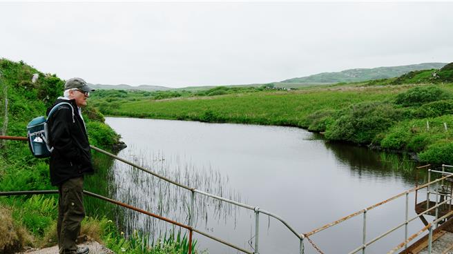 被草原环绕，隐身在丘陵鞍部的一片清凉就是Laphroaig酒厂的水源地。（王爵暐摄）