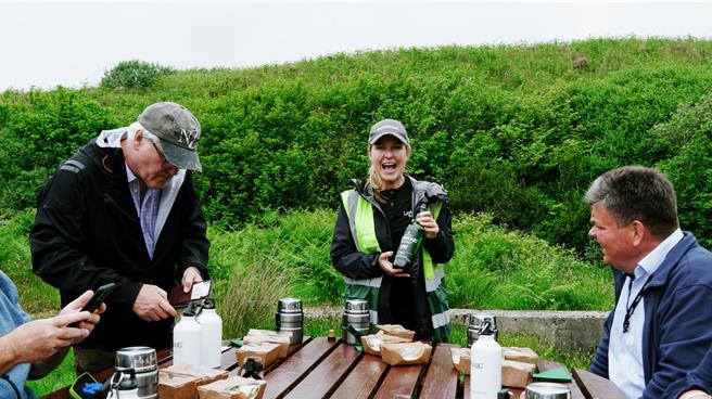 在途中不同的休停点，分别品嚐三款不同风味的酒款 ，为旅程增添泥煤和烟熏风味。（王爵暐摄）
★《中时新闻网》关心您：饮酒过量，有碍健康。酒后不开车，安全有保障！