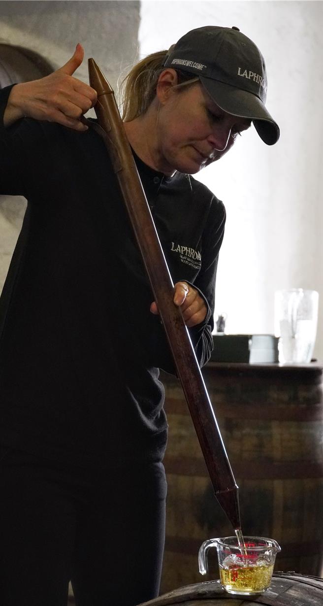 酒窖里的桶边品饮是威士忌发烧友最期待的一刻。（王爵暐摄）
★《中时新闻网》关心您：饮酒过量，有碍健康。酒后不开车，安全有保障！