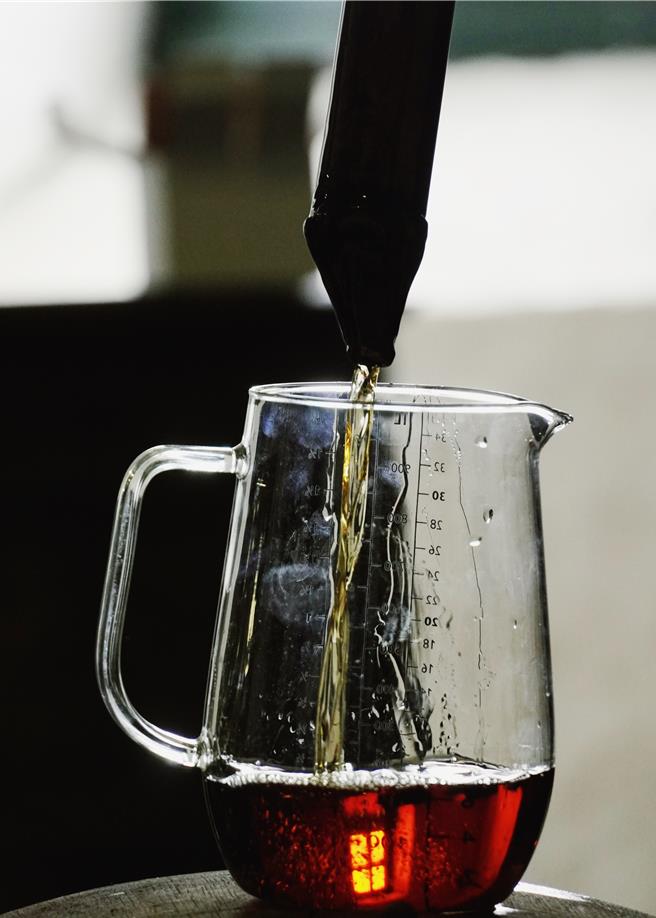 琥珀色的威士忌原酒直接从橡木桶中汲取出来。（王爵暐摄）
★《中时新闻网》关心您：饮酒过量，有碍健康。酒后不开车，安全有保障！