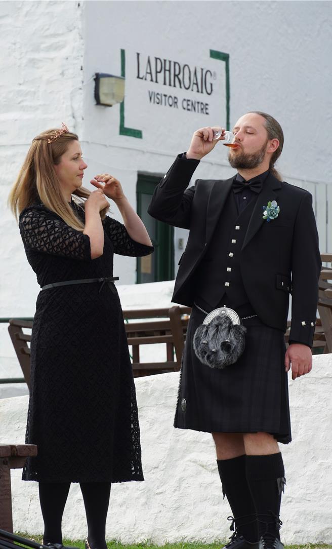 一对新人来到Laphroaig酒厂拍结婚照，新郎的苏格兰裙造型相当好看。（王爵暐摄）
★《中时新闻网》关心您：饮酒过量，有碍健康。酒后不开车，安全有保障！