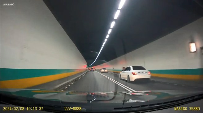 民眾前往東部遊玩，在雪山隧道內遇到任意超車，還遮蔽車牌的2輛賓士車。（翻攝爆料公社）