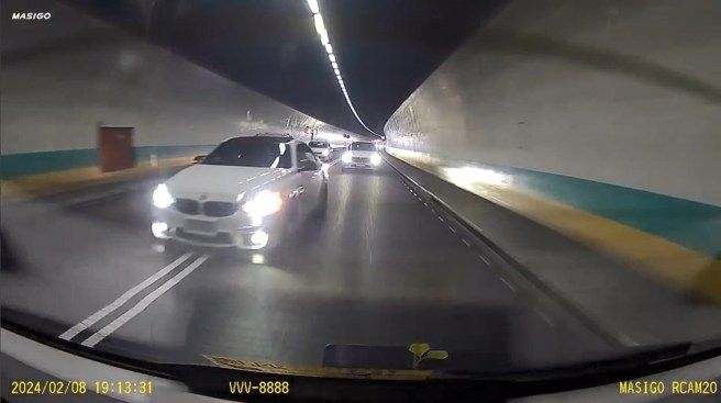 民眾前往東部遊玩，在雪山隧道內遇到任意超車，還遮蔽車牌的2輛賓士車。（翻攝爆料公社）