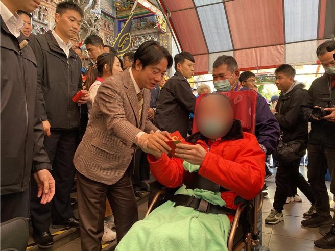 副總統賴清德11日下午到桃園市平鎮褒忠祠參香發福袋。（蔡明亘攝）