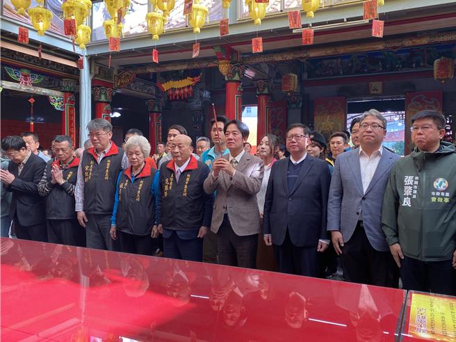 副總統賴清德11日下午到桃園市平鎮褒忠祠參香發福袋。（蔡明亘攝）