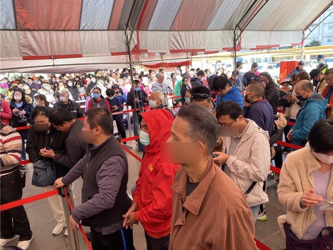 副總統賴清德11日前往平鎮褒忠祠，熱情民眾早早就來排隊準備領福袋。（蔡明亘攝）