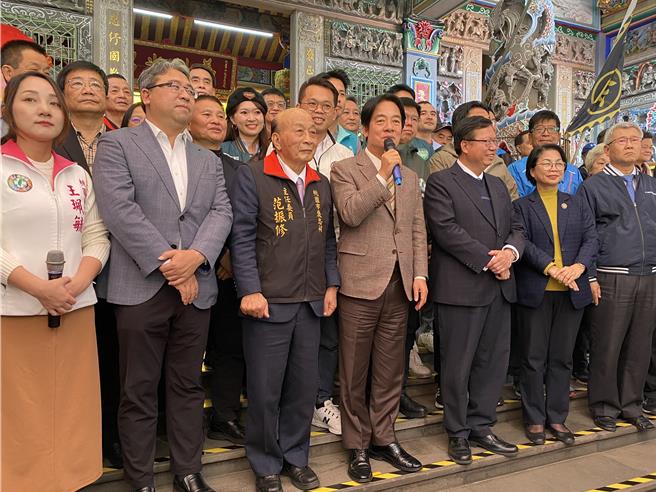 副總統賴清德11日在平鎮褒忠祠表示，感謝義民爺保佑讓大選平安圓滿成功，盼持續保佑桃園四時無災、八節有慶。（蔡明亘攝）