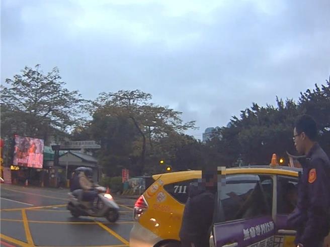 桃園中壢47歲盧姓女子小年夜時身體不適呼吸困難，其先生請求警方協助開道送醫。（翻攝照片／蔡明亘桃園傳真）