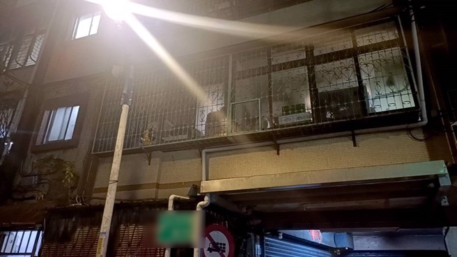 起火的公寓外觀。（翻攝畫面）