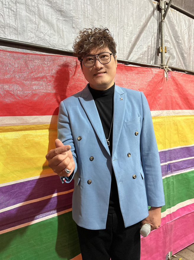 楊哲11日晚間仍敬業完成演出。（豪記唱片提供）