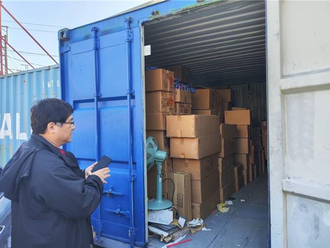 桃園市消防局發現八德有某貨櫃屋存有大量爆竹煙火。（翻攝照片／蔡明亘桃園傳真）