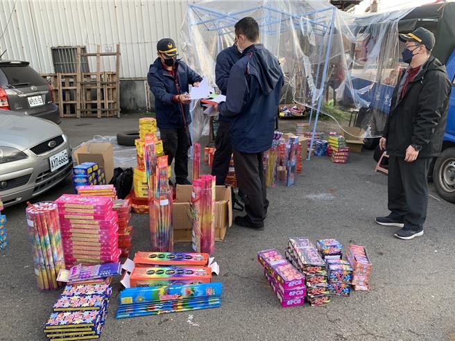 桃園市消防局發現八德有某貨櫃屋存有大量爆竹煙火。（翻攝照片／蔡明亘桃園傳真）