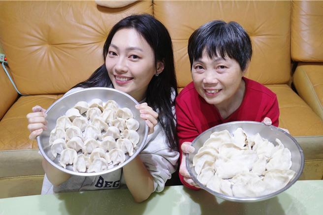琟娜Verna过年期间与妈妈一起包元宝。（谷优娱乐提供）