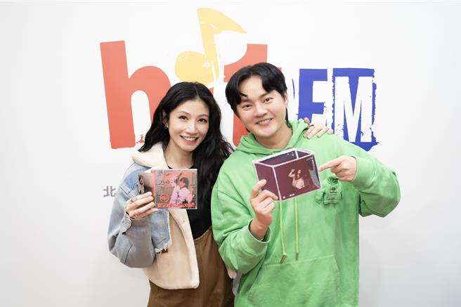 李千娜（左）與許富凱一同向電台聽眾拜年。（Hit Fm聯播網 提供）