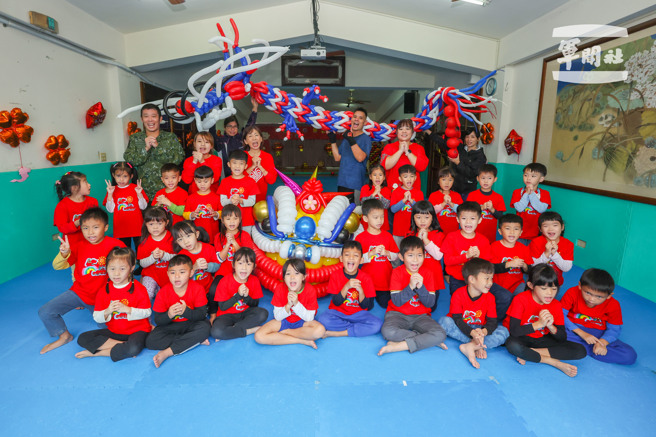 「光光鼠叔」周光明折出舞龙，与小朋友一同祝贺国人龙年行大运。（军闻社提供）
