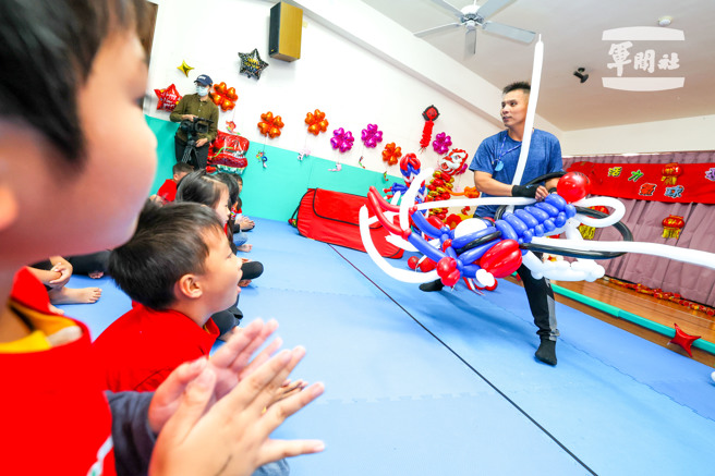 「光光鼠叔」周光明用气球带给小朋友快乐。（军闻社提供）