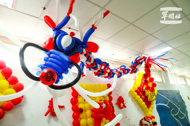 周光明的舞龙气球维妙维肖。（军闻社提供）