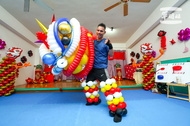 周光明的舞狮气球可以全身穿戴。（军闻社提供）