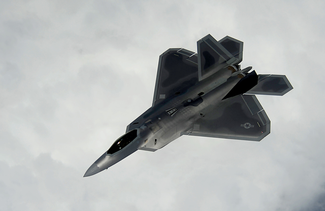 2012年7月10日，一架F-22 猛禽战机飞到隶属于马里兰州安德鲁斯海军航空设施联合基地的第756 空中加油中队的一架KC- 135 加油机旁边。（DVIDS）