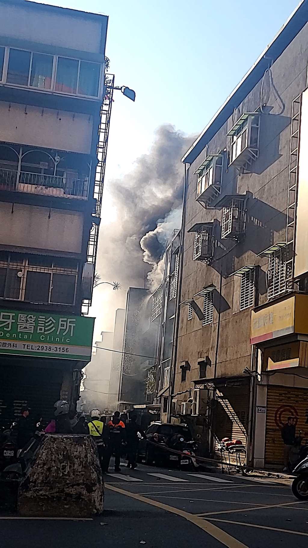 台北市文山區興隆路四段66巷內的民宅，發生火警，警消獲報到場搶救中。（翻攝臉書木柵集團）