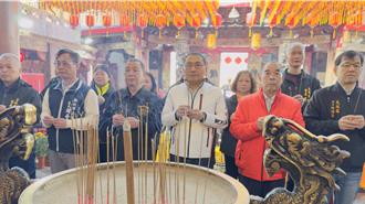 侯友宜參拜五穀先帝廟 發「吉龍舞春」福袋要讓土城繼續發展