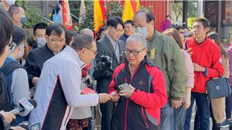 搶拿吉龍舞春福袋 熱情侯粉提早5小時排隊