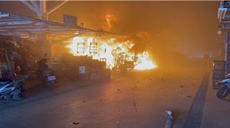 宜蘭果菜市場初三火燒車 小貨車突起火烈焰波及2機車