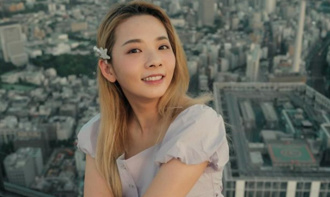 滴妹大紅深V禮服洩超兇身材  彎腰炸出W曲線　