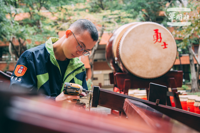 戰鼓清潔保養，也是相當重要的流程。（軍聞社提供）