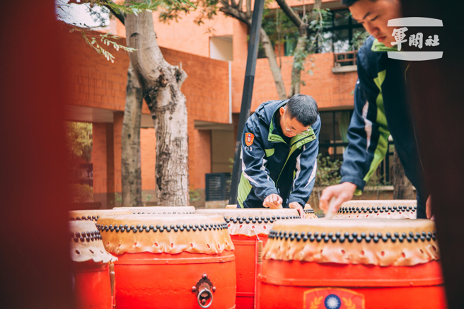 戰鼓隊實施鼓面上蠟。（軍聞社提供）