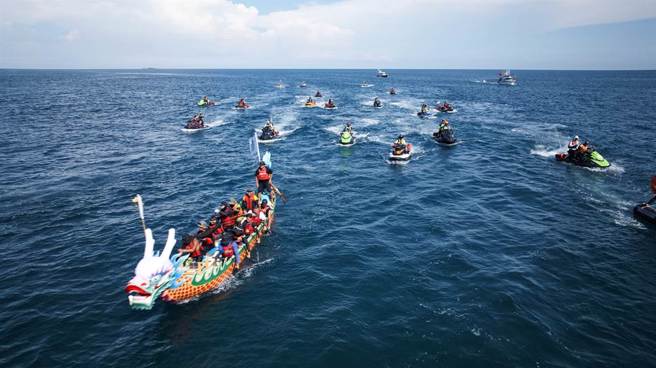 图为嘉义县体育会水中运动委员会召集组成的轻艇龙舟队，2022年时创下400年来第一次横跨台澎黑水沟的壮举。（资料照／民眾郭伟民提供）