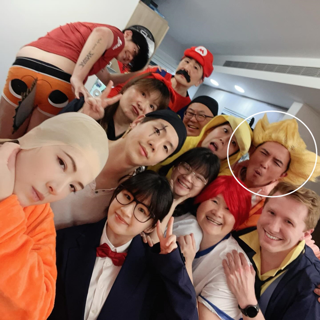 许玮宁和老公、亲友玩变装Party过新年。（图／翻摄自anno8o7 IG）