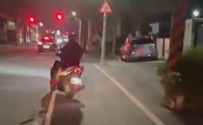 騎士疑似喝醉，騎著車在車道上不斷蛇行，但仍懂得等紅燈與打方向燈，也讓網友笑翻「還比三寶清醒記得打方向燈...三寶比酒駕更可怕」。（圖／翻攝自臉書爆料公社二社）