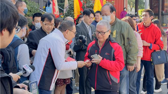 新北市長侯友宜在今天大年初三仍然到廟宇參拜並發放福袋給民眾。（呂健豪攝）