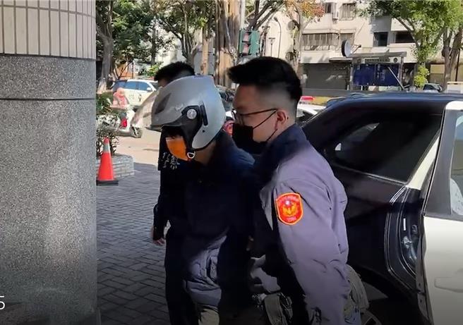 中市黄男12日上午持刀猛砍邻居沈男后颈及头部，经紧急送医救治，黄指控不满沈长期制造噪音，警方依杀人未遂罪嫌将黄移送台中地检署侦办。（民眾提供／陈淑芬台中传真）