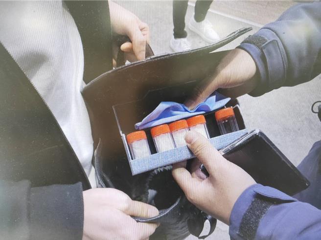 中市21岁胡男11日大年初二晚间违停在1家饮料店前饮料，岂料，警方趋前举发，赫然发现胡身上散发出刺鼻的K他命味，追查起获37公克多毒品，依毒品危害防制条例移送侦办。（民眾提供／陈淑芬台中传真）★《中时新闻网》关心您：保护自己、远离毒品！