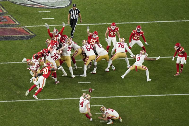 49人队踢球员穆迪(4号)长距离射门立功，但也有1次加踢被挡下。（美联社）